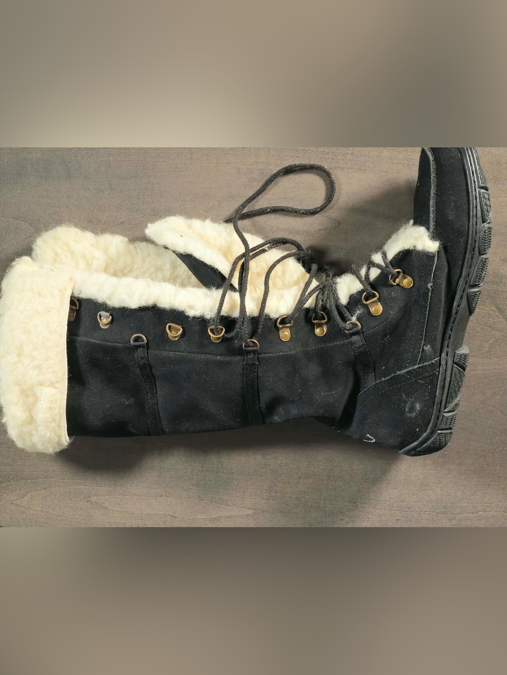 EUC Women's Black suede Shearling Lace-Up Winter Boots with crystals